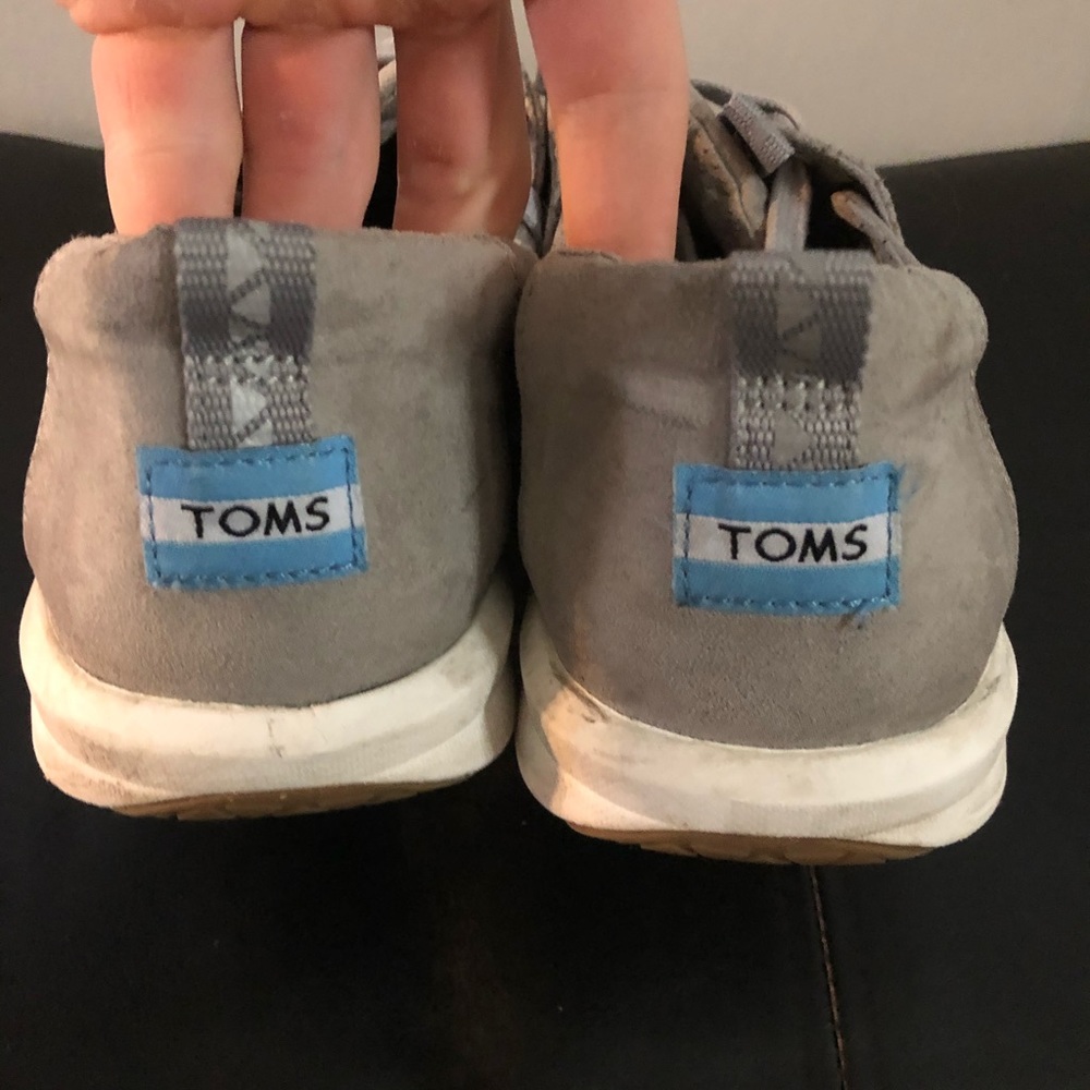 Tom’s tennis shoes